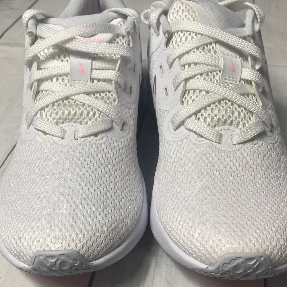 Nike Renew Women’s Running Shoes White/Silver with Pink Sole Size 8.5 NWOT - Picture 11 of 11